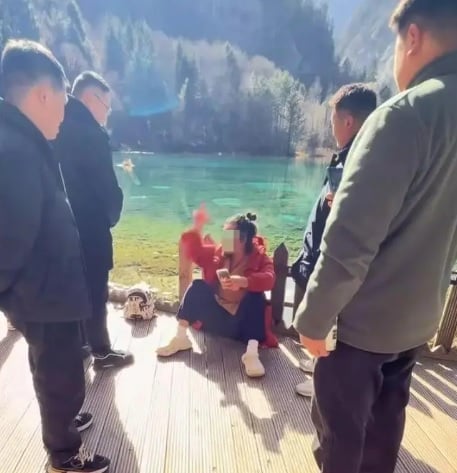 吃剩玉米棒扔九寨沟湖中被骂 男子激动自掴辩“回归大自然”