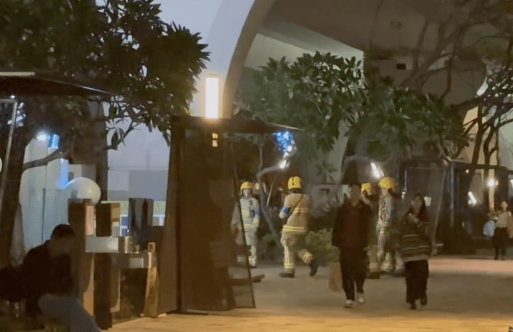 启德邮轮码头外船只起火 消防船到场扑熄3人伤