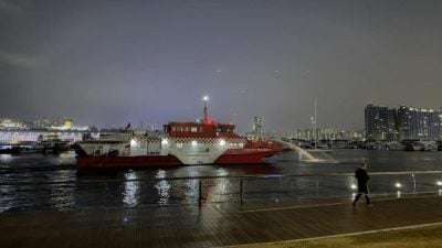 启德邮轮码头外船只起火 消防船到场扑熄3伤