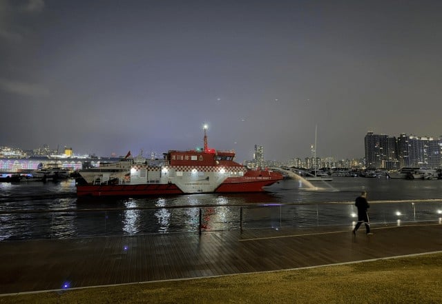 启德邮轮码头外船只起火 消防船到场扑熄3人伤