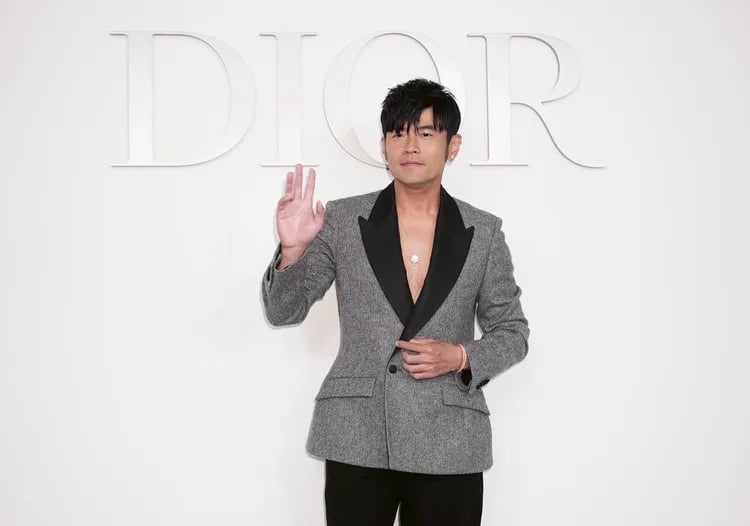 周杰伦中空装炸出胸毛 约定明年上旬发新专辑