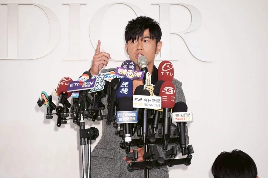 周杰伦中空装炸出胸毛 约定明年上旬发新专辑