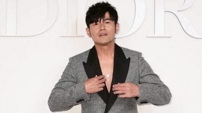 周杰伦中空装炸出胸毛 约定明年上旬发新专辑