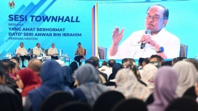 国民感到很幸福　安华：没有部长表现落后