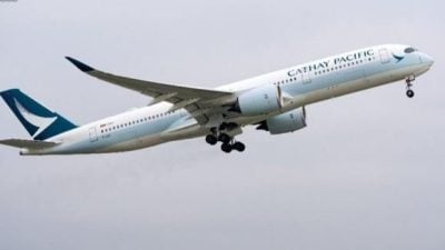 国泰波士顿返港航班  乘客企图开机舱门被制服