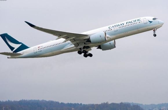 国泰波士顿返港航班有乘客企图开机舱门 终被制服航班顺利降落