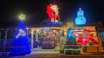 圣诞老人爬墙上屋顶 伍敬鹏住宅圣诞味浓