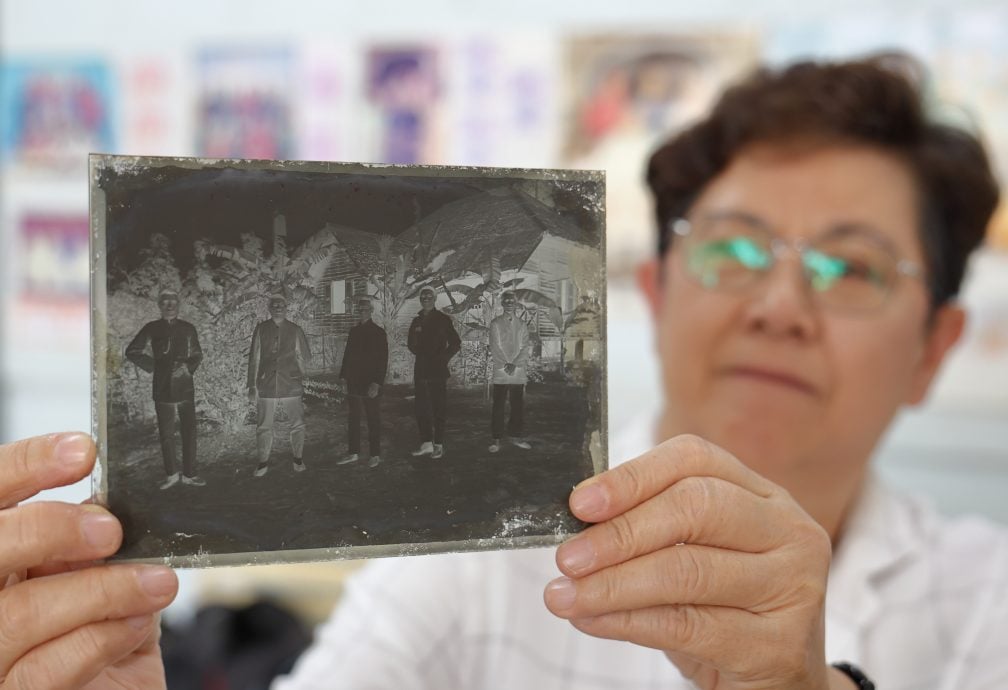 坦然接受时代淘汰，关丹百年历史陈钊影社年杪息灯。