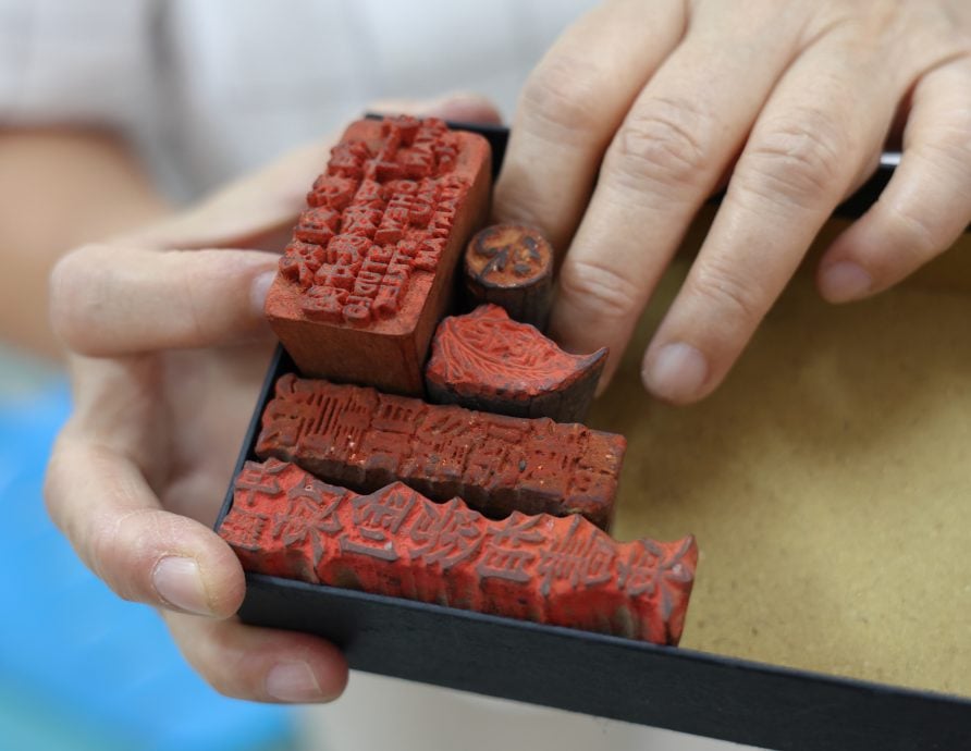 坦然接受时代淘汰，关丹百年历史陈钊影社年杪息灯。