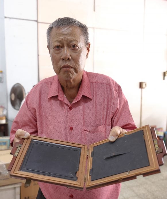 坦然接受时代淘汰，关丹百年历史陈钊影社年杪息灯。