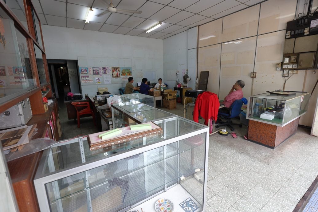 坦然接受时代淘汰，关丹百年历史陈钊影社年杪息灯。