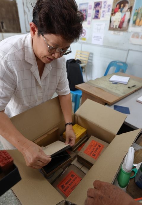 坦然接受时代淘汰，关丹百年历史陈钊影社年杪息灯。