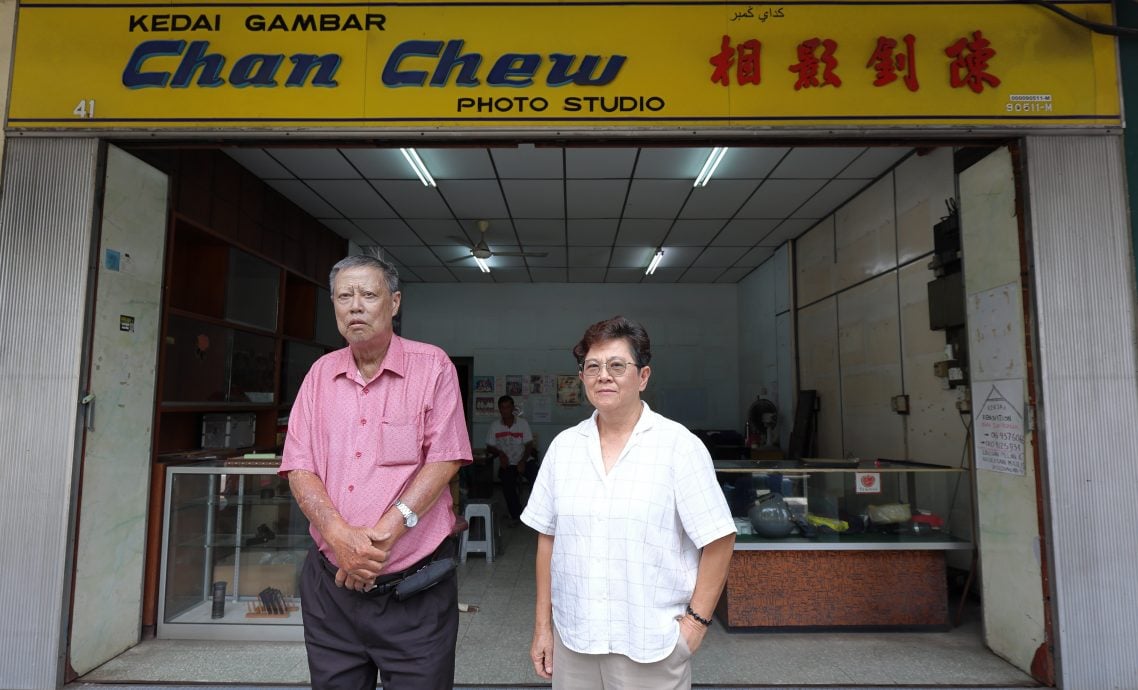 坦然接受时代淘汰，关丹百年历史陈钊影社年杪息灯。