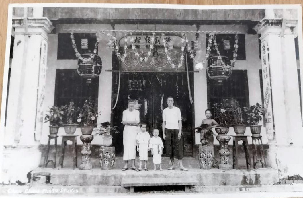 坦然接受时代淘汰，关丹百年历史陈钊影社年杪息灯。