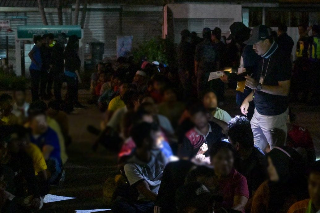 士拉央峇鲁外劳聚集非法摆摊 雪大臣亲临突击捕843人