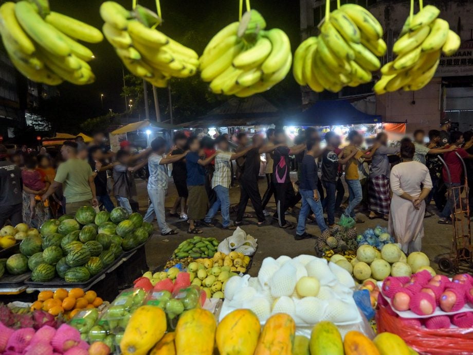 士拉央峇鲁外劳聚集非法摆摊 雪大臣亲临突击捕843人