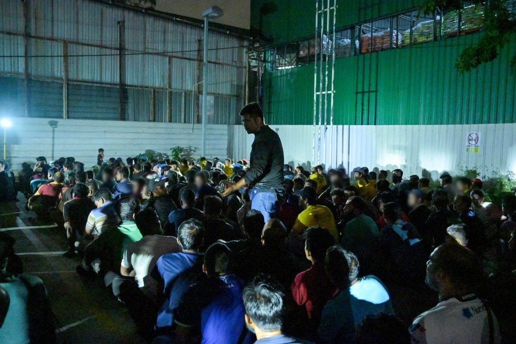 士拉央峇鲁外劳聚集非法摆摊 雪大臣亲临突击捕843人