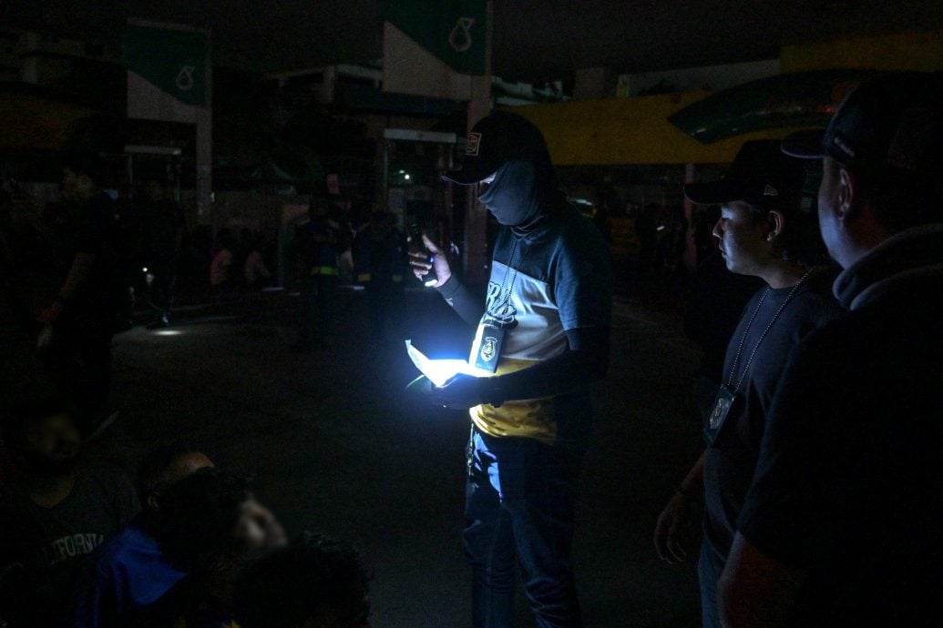 士拉央峇鲁外劳聚集非法摆摊 雪大臣亲临突击捕843人