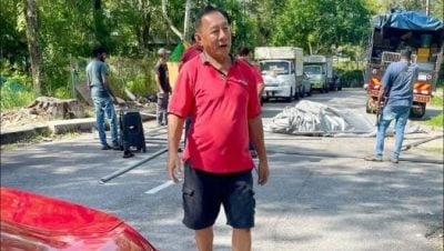 处处送暖情同家人 华裔叔搬离马来邻居不舍