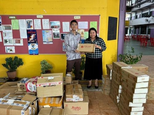 大都会-中庸运动携手校友捐赠文具物资助清寒学子/2图