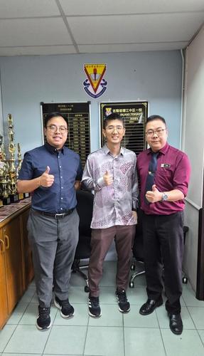 大都会-中庸运动携手校友捐赠文具物资助清寒学子/2图