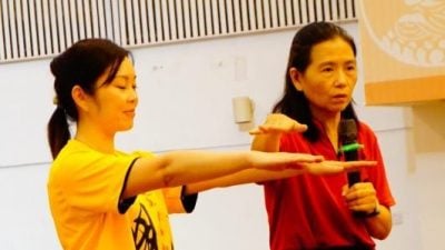 马成兰传授“平甩功”养生法  逾50人齐甩手松经活络