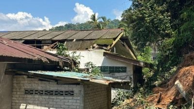 甘榜武吉双溪布迪土崩毁民宅 | 高风险区未设防护 居民：逢雨季必土崩