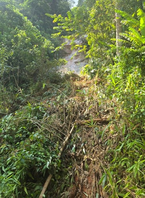 大都会/乌冷武吉柏拉斯路斜坡发生土崩,封路