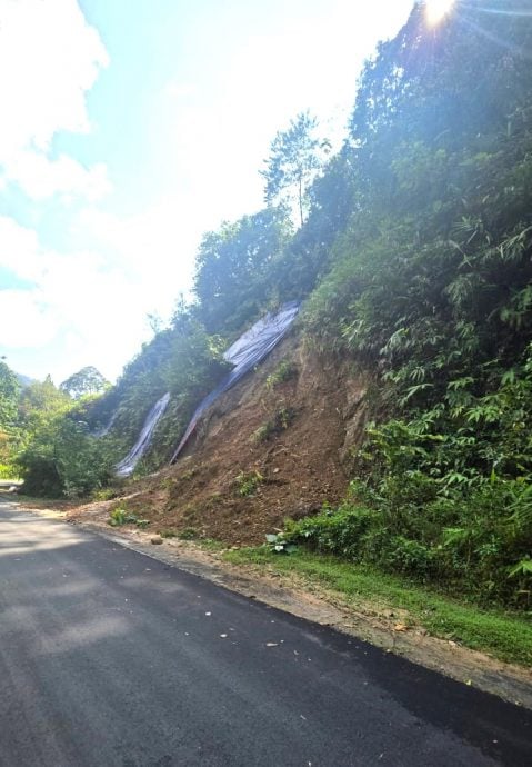 大都会/乌冷武吉柏拉斯路斜坡发生土崩,封路