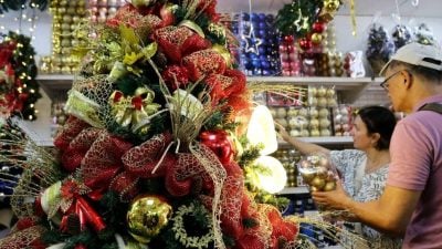 茨厂街圣诞饰品热销   缤纷色彩吸引顾客挑选