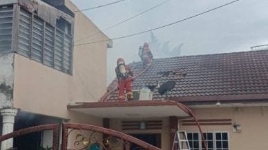 一度蔓延毗邻住宅  隆双层排屋失火 近烧毁