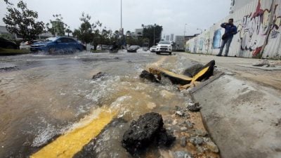 星洲总社前路口爆水管 灵部分地区水供中断