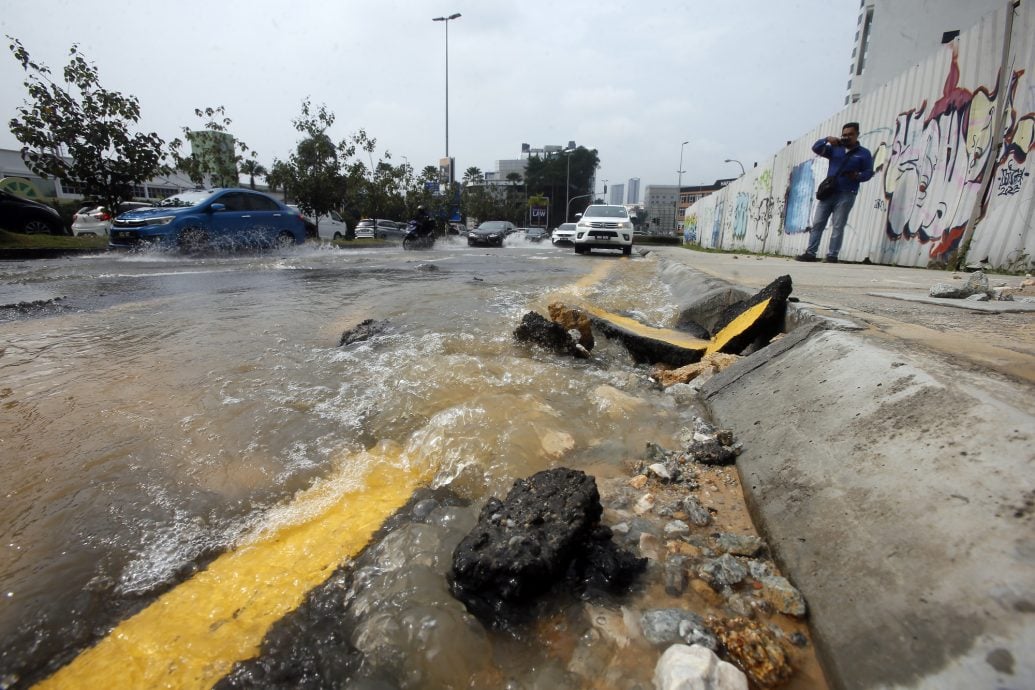 大都会/星洲总社前爆水管|雪水公司积极抢修 灵县暂水供中断