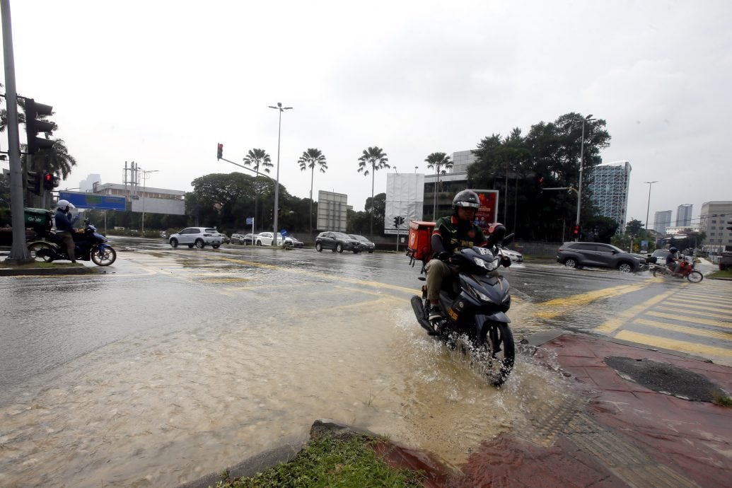 大都会/星洲总社前爆水管|雪水公司积极抢修 灵县暂水供中断