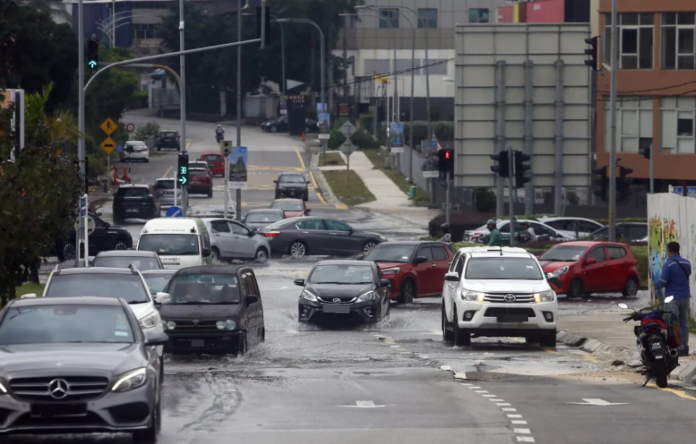 大都会/星洲总社前爆水管|雪水公司积极抢修 灵县暂水供中断