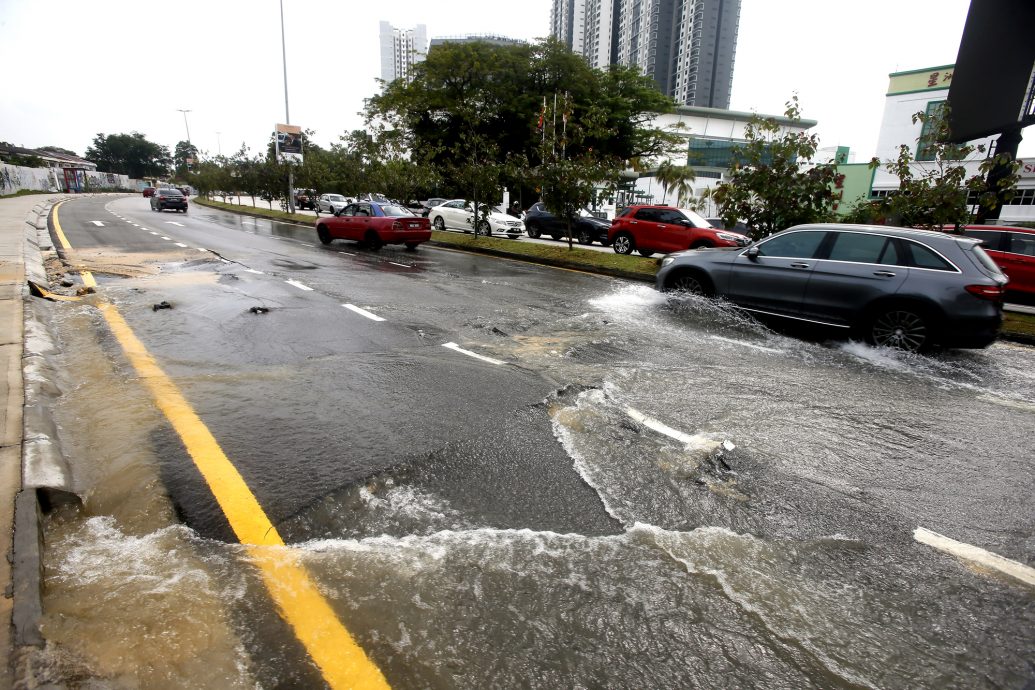 大都会/星洲总社前爆水管|雪水公司积极抢修 灵县暂水供中断