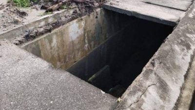 班登英达夜市草场附近  沟盖脱落 威胁安全 