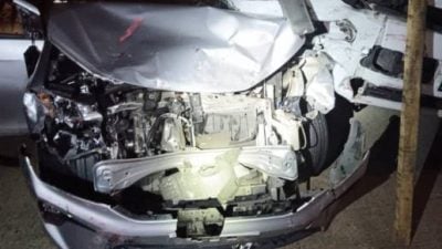 拖格罗里撞收费站   殃及2车 7人无大碍