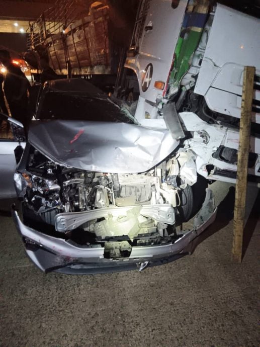 大都会/罗里撞向收费站和2轿车 7人逃过一劫