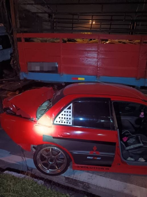 大都会/罗里撞向收费站和2轿车 7人逃过一劫