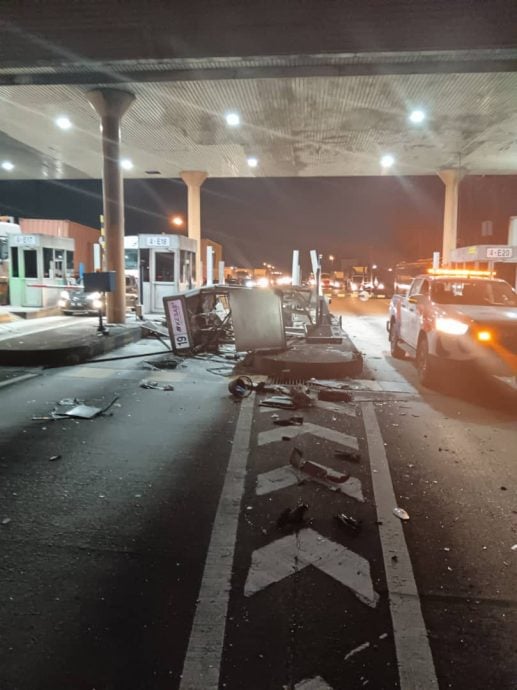 大都会/罗里撞向收费站和2轿车 7人逃过一劫