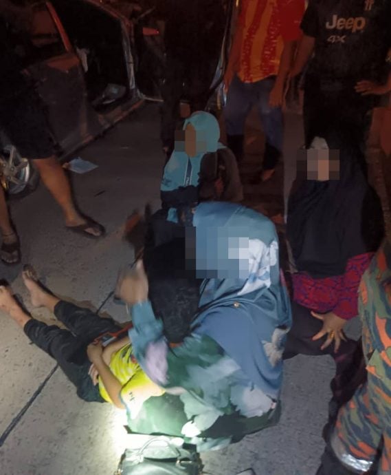 大都会/罗里撞向收费站和2轿车 7人逃过一劫