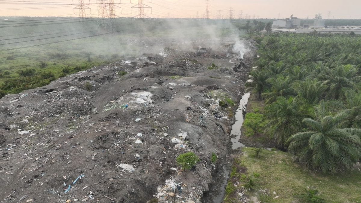 大都会（版3头）/加埔沙登河变“黑水河”，证实是垃圾土埋场渗透流入河所致