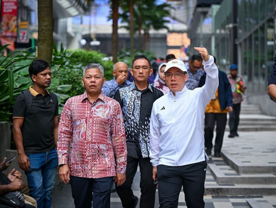 大都会／倪可敏与市长徒步巡视隆市区／1图