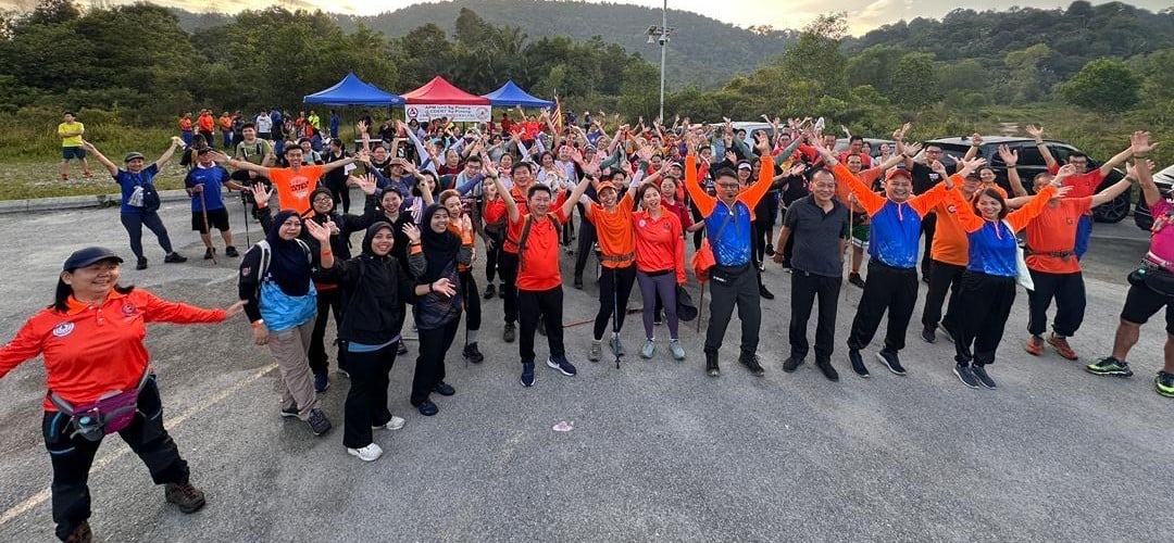 大都会:双溪槟榔民防部队主办“皇城登山步步行” 及登山伤者模拟拯救演习/4图