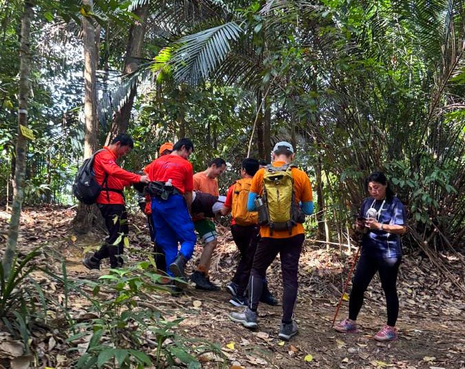 大都会:双溪槟榔民防部队主办“皇城登山步步行” 及登山伤者模拟拯救演习/4图
