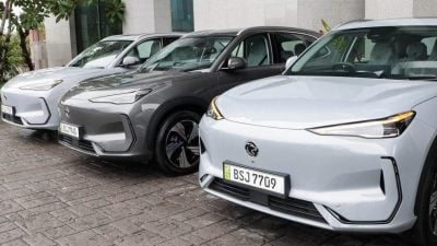 沙亚南市政厅首开先河   8宝腾电动车充官车 