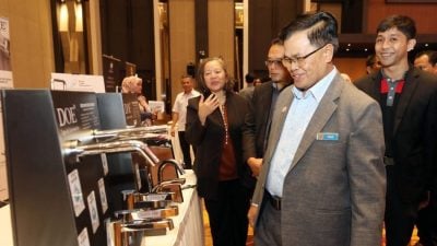 沙亚南市厅随机上门检查   厕所未达标禁更新执照