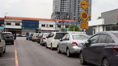 午餐时段交通大混乱   违停开罚锁车轮引民怨 