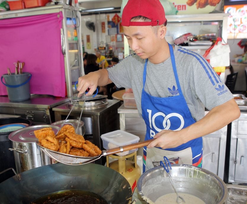 大霹雳封底主文/【人气美食】/ 太子炸年糕档油锅飘香 金黄酥脆好滋味